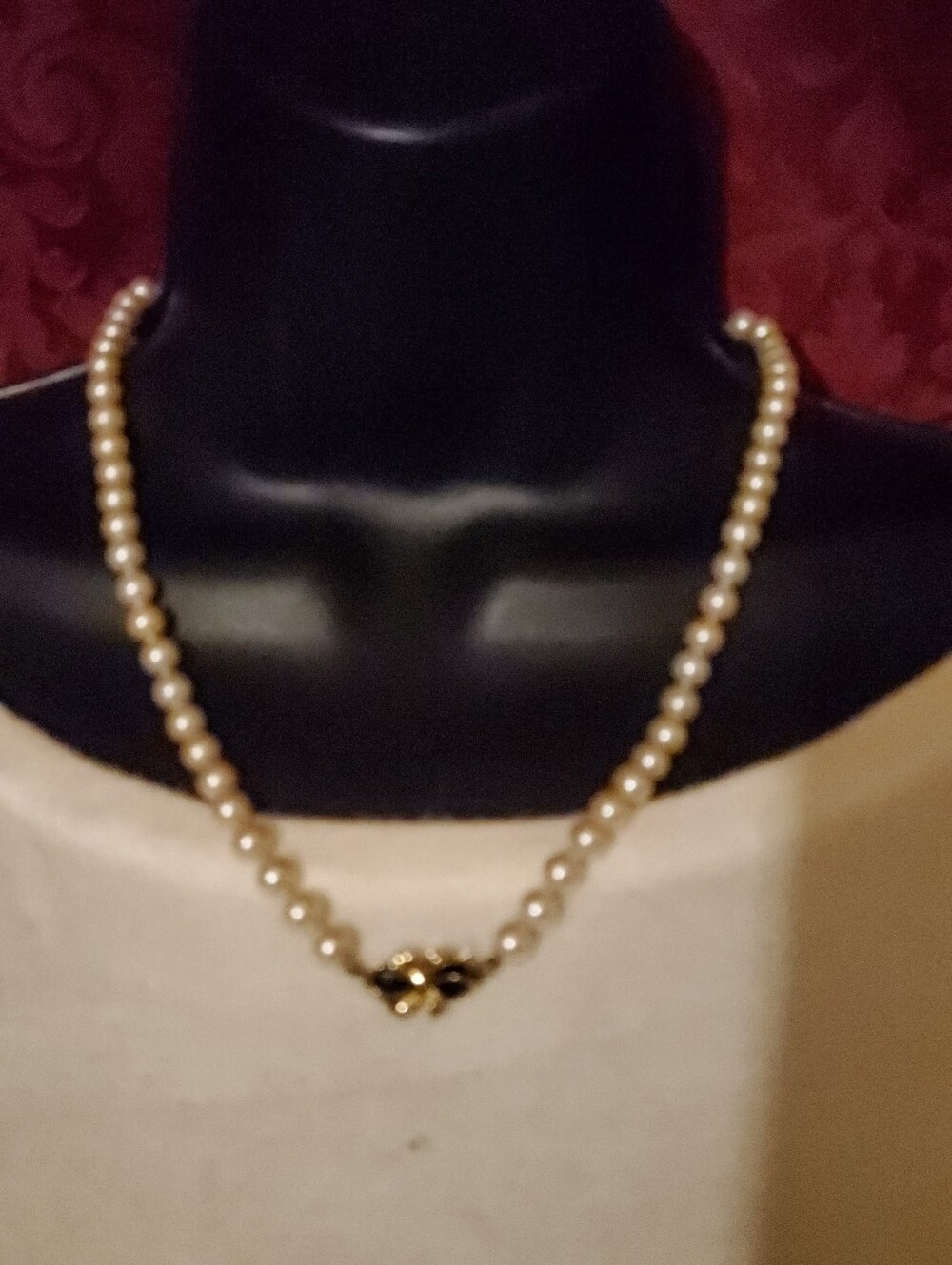 Cream Pearl Necklace with Decorative Gold Clasp
